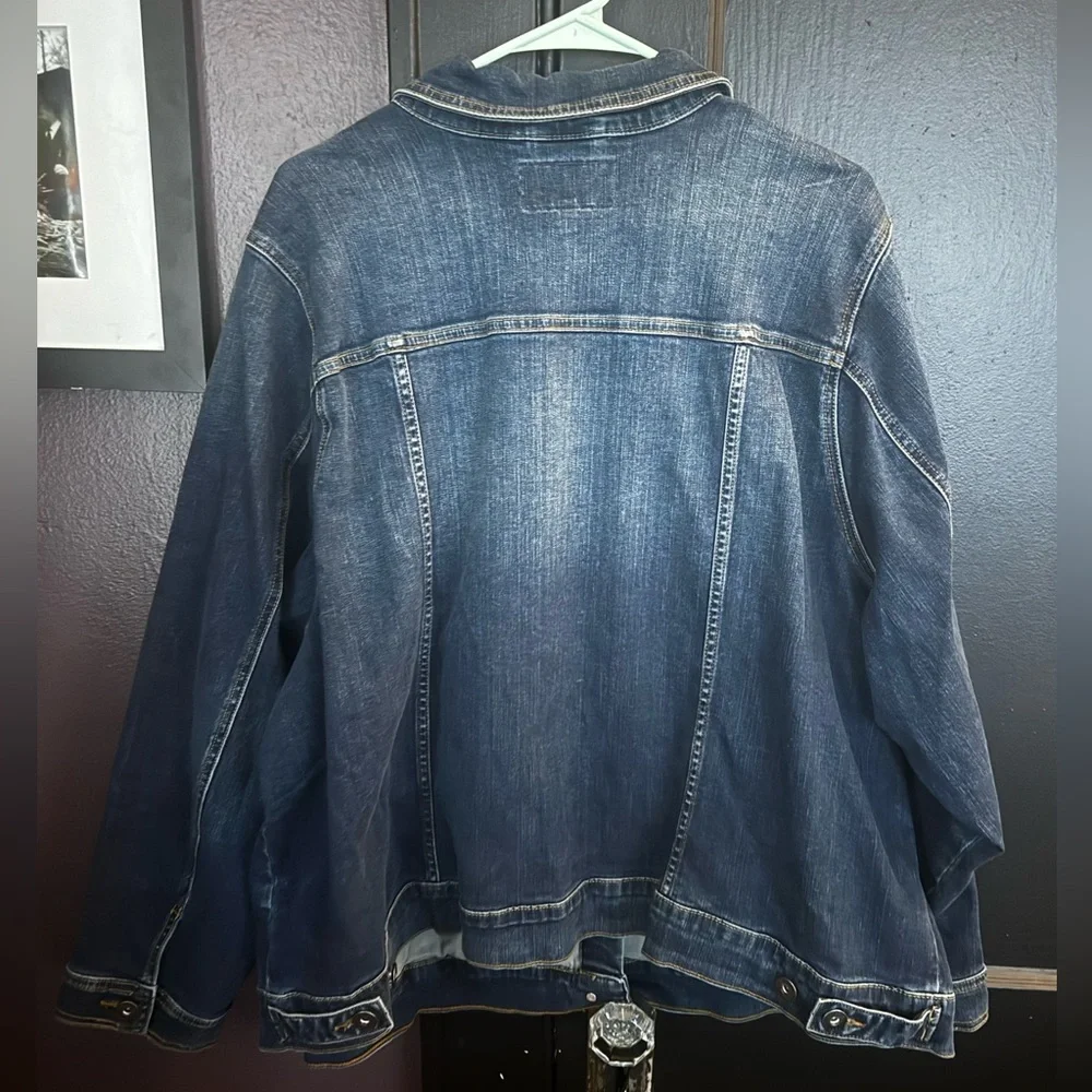 NWT Torrid Denim Trucker Jacket - Medium Wash - Picture 4 of 9